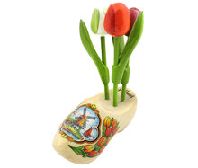 3 kleine tulpen in een groot klompje - gelakt - 10 cm